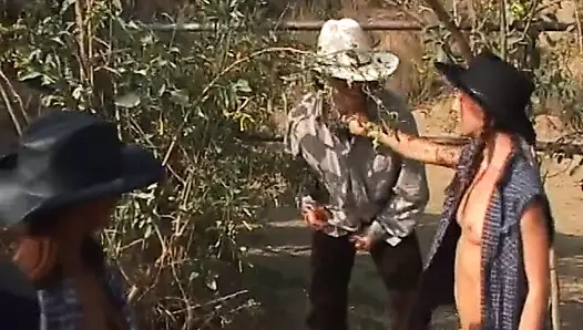 kovboy kızlar kayış-ons ile açık havada lanet