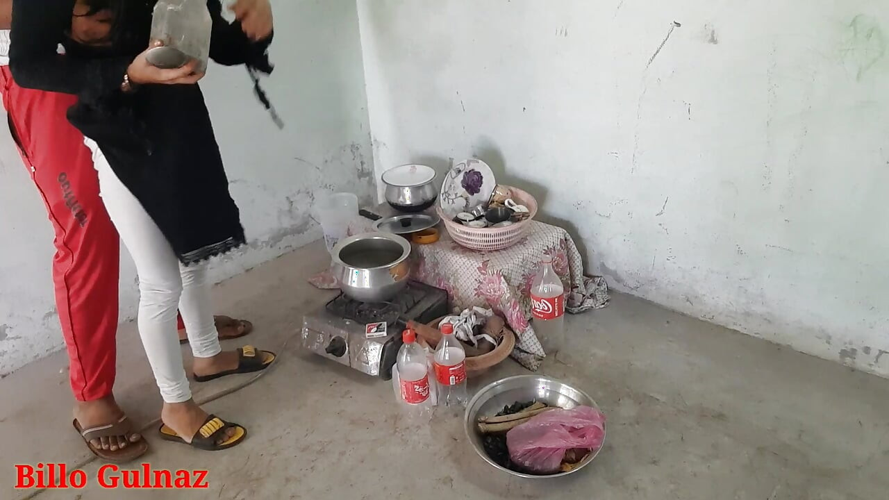 Üvey kız kardeş ve üvey erkek kardeş mutfakta sikişiyor