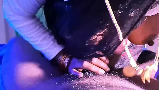Arkadaşının üvey annesi öğle yemeğinden daha fazlasını servis ediyor - Hintli genç kız şanslı