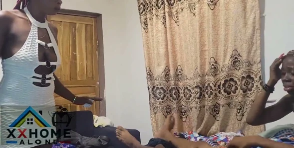 Afrikalı anne bu ateşli üçlü grup sekste erkek arkadaşını üvey kızıyla paylaşıyor