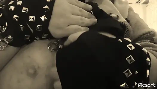 O büyük memelere karşı koyamayasın