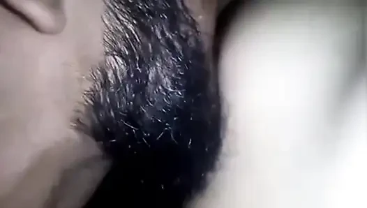 Mükemmel Hintli kız büyük göğüslerini emiyor ve üvey erkek kardeşi tarafından sikişiyor
