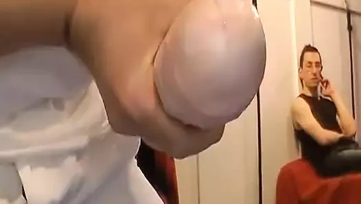 Birinci sınıf Alman sarışın çifte penetrasyondan sonra döl içiyor