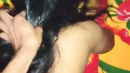 Hintli üvey kız kardeşim çok azgın hissediyor ve sonra yardım ediyorum