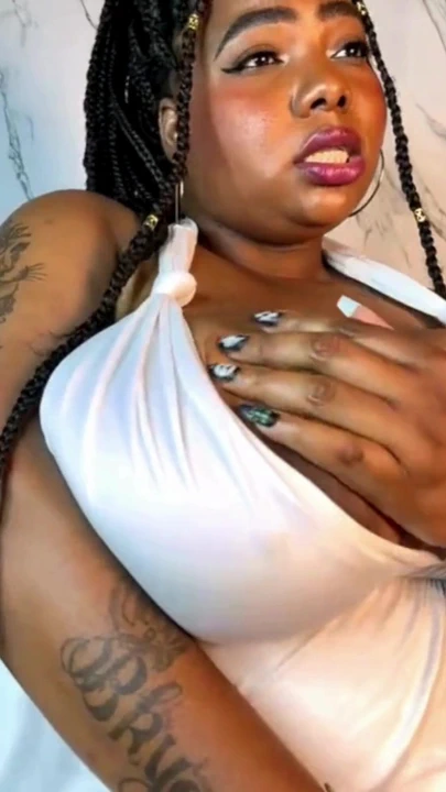 Bu göğüslerin tadını çıkarın ve yarağınızla sikin