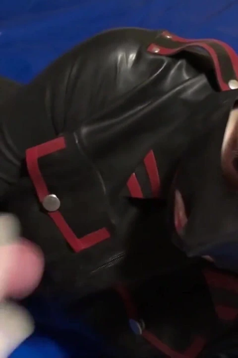 Lateks maskeli Lateks Danielle oyuncağına masaj yapıyor