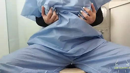 Sapık hemşire hastasının büyük yarağını gördükten sonra amıyla oynamak için banyoya giriyor