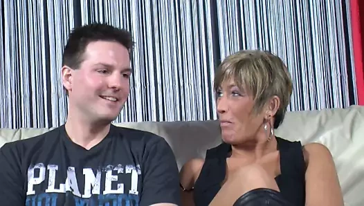 Olgun esmer iki gence amcık veriyor