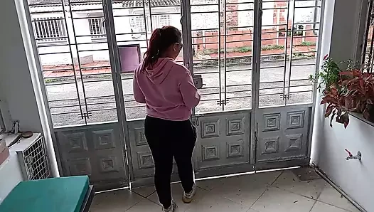 Üvey erkek kardeşime komşumu nasıl siktiğimi göstermek için bir video çekiyorum