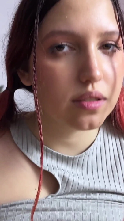 Babasının kızı göğüslerine boşalmak için yalvarıyor