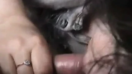 Evli kadın sakso çekiyor