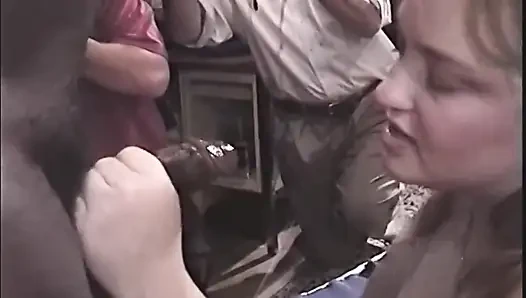 Tombul sarışın orta yaşlı seksi kadın büyük zenci yarağıyla sert sikişiyor
