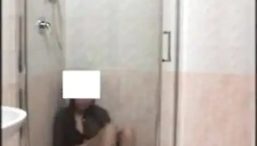 Külotlu çorapla duşta