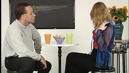 Seksi sarışın canavar bir yarağı emiyor ve sonra tıraşlı amına sokuyor