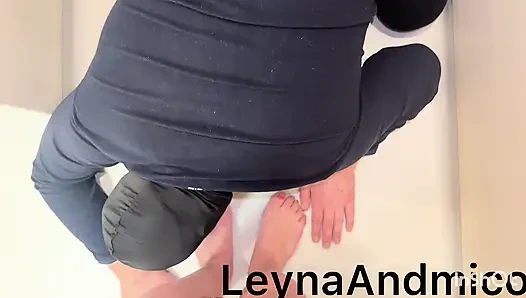 Dominatrix itaatkarını sidikle dolduruyor, onu aşağılıyor, onu iyi bir yavru gibi eğitiyor ve küçük yarağına gülüyor