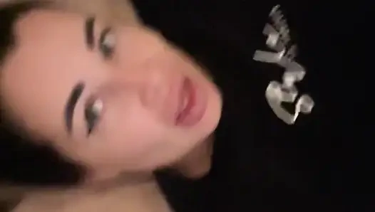 Azgın evli kadın kendini sikmeyi seviyor