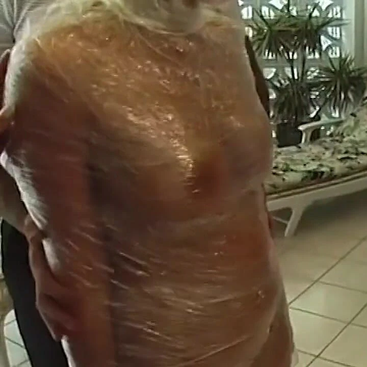 Plastik sarılmış sarışın sürtük acımasızca sikiliyor ve azdırılıyor