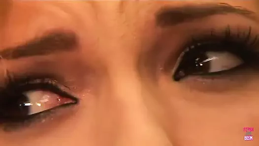 Bu sarışın kaltak dildoyla götünü ve bir adam tarafından amını siktiriyor