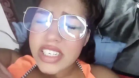 İspanyol kadın komşus un bekaretini kaybetmesine yardım ediyor