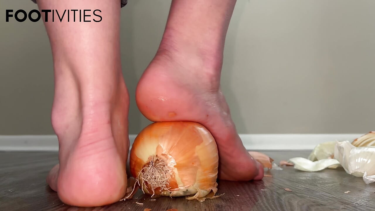 Foot crush onion 4k feet video ivys feet tarafından bakış açısı