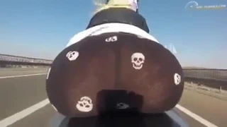 Sarışın motorcu piliç