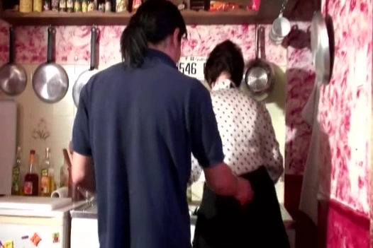 Koyu saçlı Fransız piliç bir adamı daha önce hiç olmadığı kadar boşaltıyor