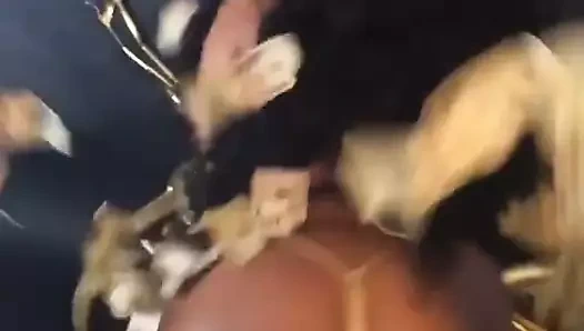 Tangayla seksi götünü sallıyor