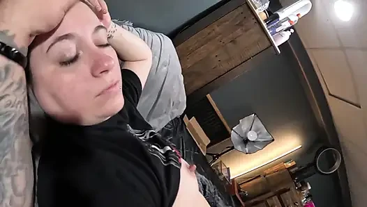 Pawg üvey kız kardeşle yatağı paylaşıyor