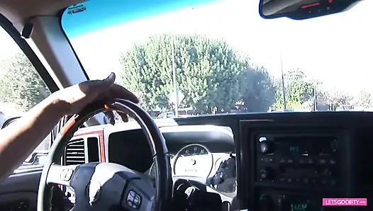 Sevimli esmer zenci bir adam tarafından tavlanıyor