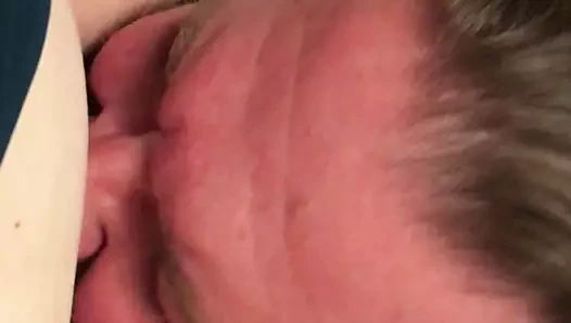 Olgun erkek arkadaş am yiyor. sevgi dolu ve şehvetli çift.