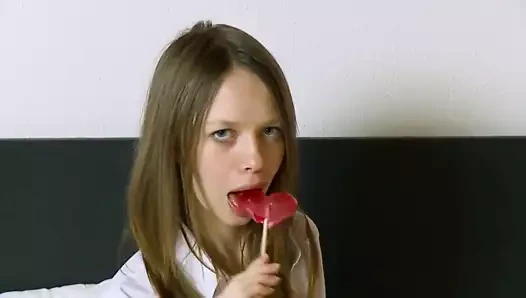 Sevimli kız eğleniyor