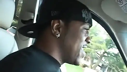 Esmer kadın amcığını zenci adamın diline teşhir etti