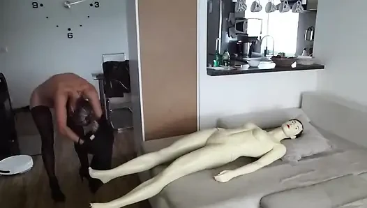 Romantik lezbiyen orta yaşlı seksi kadın yalıyor, öpüşüyor manken. Göğüslerini ve amcığını yalıyor. Lezbiyen komik fetiş gösterisi.