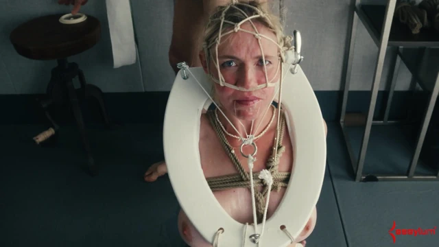 İnsan tuvaleti onlarca döl yutuyor ve sert bir yüz sikişi ve göt sikişi