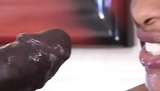 Çarpıcı siyah esmer fahişe Afrikalı bir kovboy kız gibi siyah yarağa biniyor