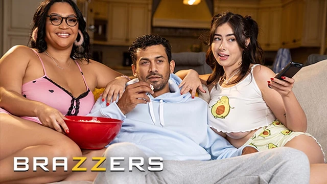 BRAZZERS - Ashlyn Peaks и Chloe Surreal предлагают их давку для ночи кино, но вскоре превращается в бурный тройничок