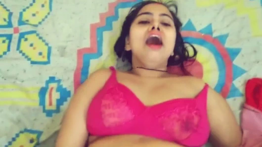 Yeni evli ateşli evli kadın evde erkek arkadaşıyla amına sert biniyor