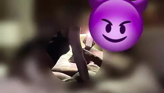 Güzel bir yatakta yatıyorum ağzına boşalana kadar sakso çekiyor