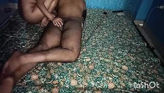 Üniversiteli kız erkek arkadaşının evine geldi ve tham'ı başka bir kızla