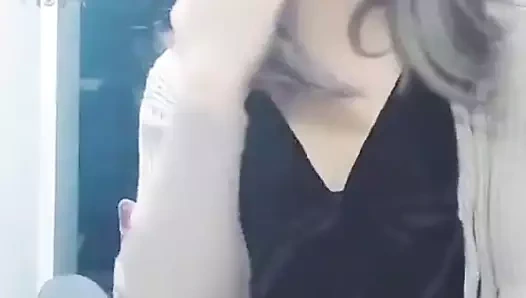 Tina tan parmak kedi itibaren arkasında