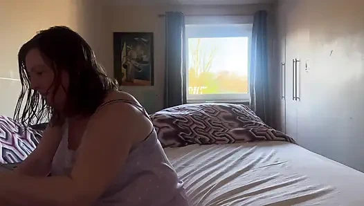 Mor polkadot pijamalar soyunup azdırıyor ve yağda büyük dildo