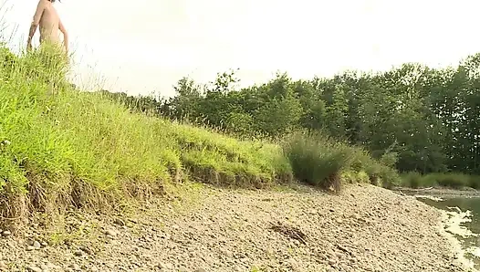 Ateşli ve seksi esmerle açık havada sikişiyor