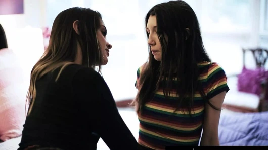 Saf tabu bakire genç maya wolfe yaşlı kadın egemenliği üvey kız kardeşi Gizelle Blanco'yu sikmek için kız arkadaşına ihanet ediyor