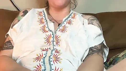 Курящая фетиш-милфа мастурбирует