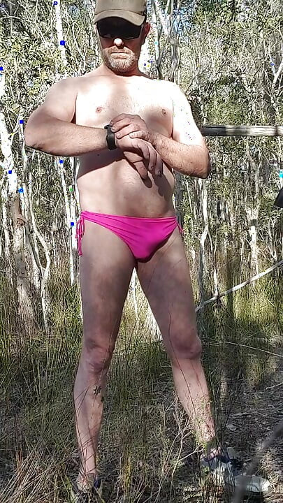 Ateşli pembe bikini çalı yürüyüşü