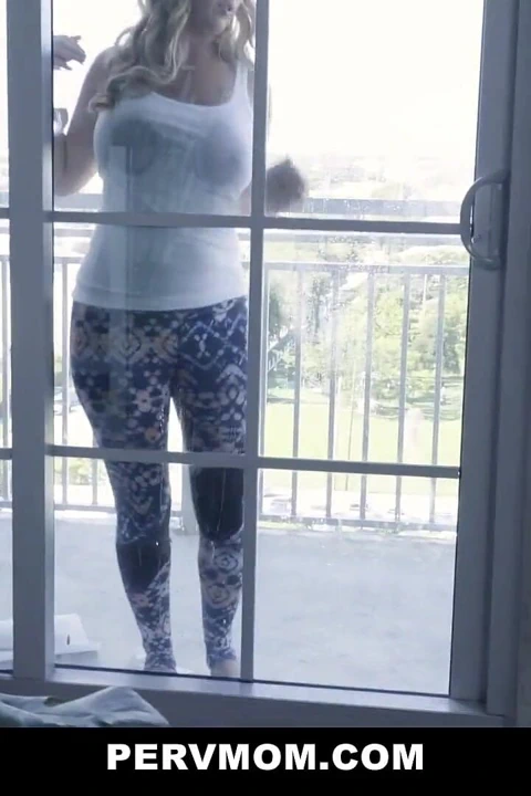 Sinsi üvey annem kocası şehir dışındayken bana sakso çekmesi için yalvarıyor