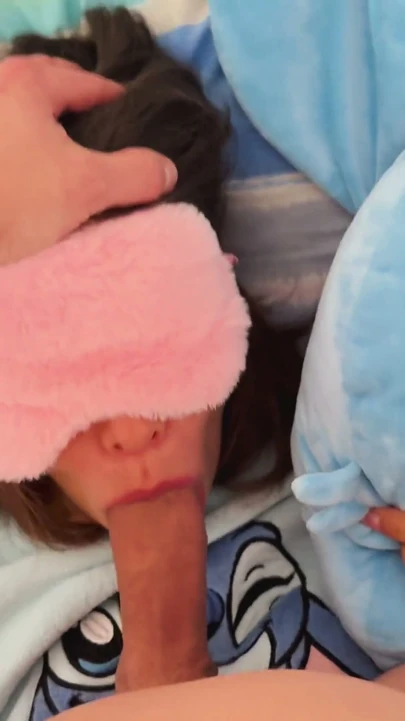 Üvey kız kardeşimi o dikişli pijamalarla sikerek uyandırdım