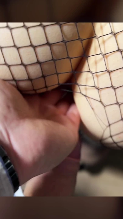 Волнующий момент из "Стрип-покер становится шаловливым. Она проигрывает и трахается, чтобы заплатить! (Мобильный 4K)"