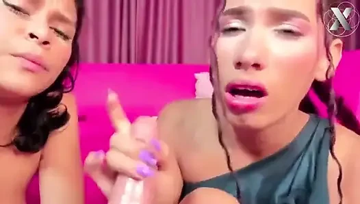 Beni bir erkekmiş gibi strap-on ile sürüyor