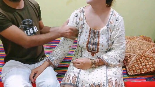 Üvey anne mükemmel yuvarlak götten sikiliyor - Hintçe ses